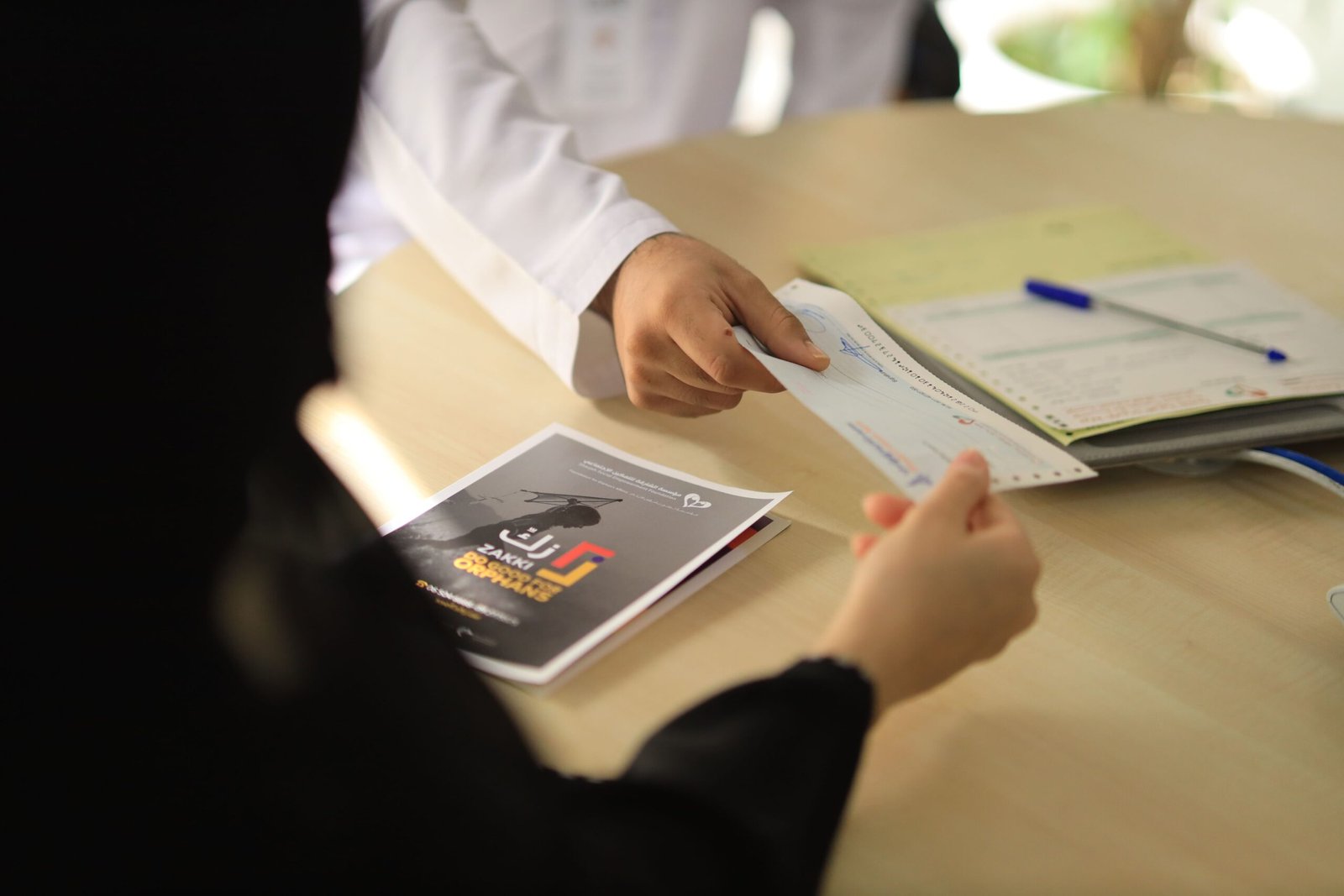 "الشارقة للتمكين الاجتماعي" توزع الزكاة والمير الرمضاني على أسر الأيتام 1 "الشارقة للتمكين الاجتماعي" توزع الزكاة والمير الرمضاني على أسر الأيتام