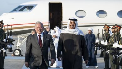 رئيس الدولة في مقدمة مستقبليه .. ملك الأردن يصل الإمارات في زيارة أخوية