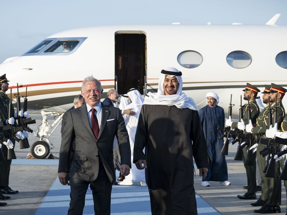 رئيس الدولة في مقدمة مستقبليه .. ملك الأردن يصل الإمارات في زيارة أخوية