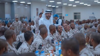 حمدان بن محمد يشارك مجندي الخدمة الوطنية طعام الإفطار ويشيد بدورهم في حماية الوطن