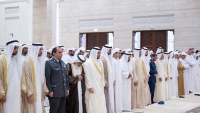 حمدان بن زايد يؤدي صلاة العيد بمسجد محمد الفلاحي الياسي في المرفأ ويستقبل المهنئين