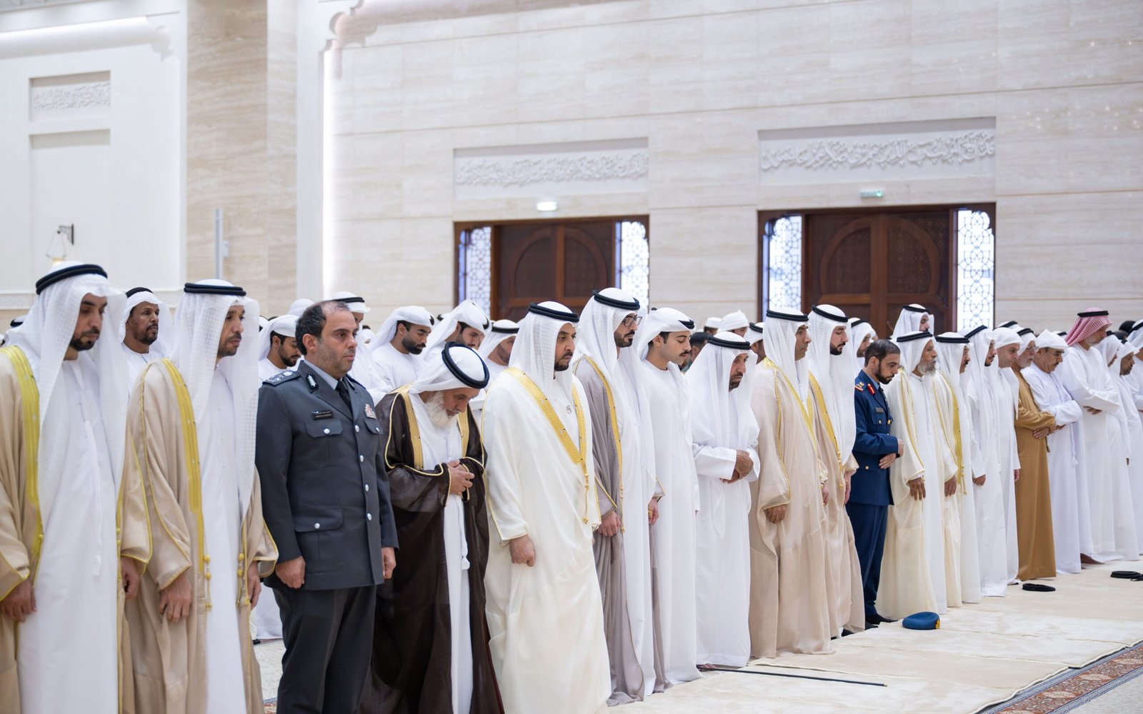 حمدان بن زايد يؤدي صلاة العيد بمسجد محمد الفلاحي الياسي في المرفأ ويستقبل المهنئين