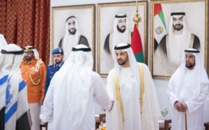 حمدان بن زايد يؤدي صلاة العيد بمسجد محمد الفلاحي الياسي في المرفأ ويستقبل المهنئين