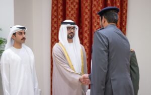 حمدان بن زايد يؤدي صلاة العيد بمسجد محمد الفلاحي الياسي في المرفأ ويستقبل المهنئين