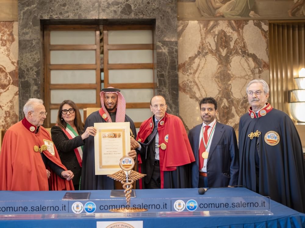 جامعة ساليرنو الطبية الإيطالية تمنح عبدالله آل حامد الدكتوراة الفخرية في العلوم الإنسانية وعضوية الكلية العليا 1 جامعة ساليرنو الطبية الإيطالية تمنح عبدالله آل حامد الدكتوراة الفخرية في العلوم الإنسانية وعضوية الكلية العليا