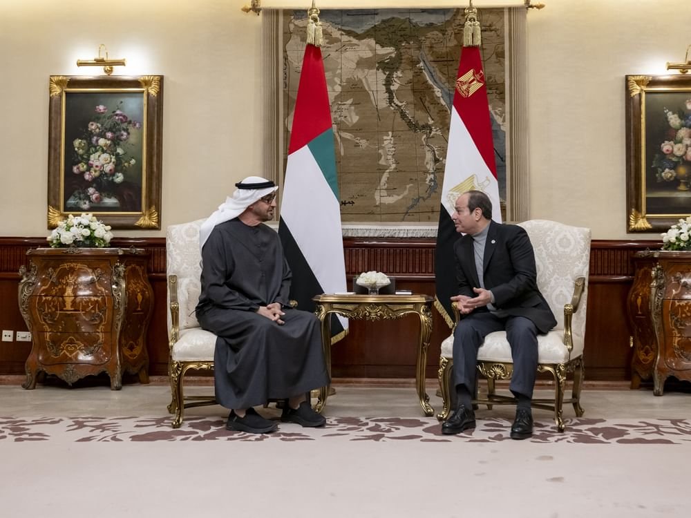 رئيس الدولة والرئيس المصري يبحثان في القاهرة تعزيز العلاقات الأخوية