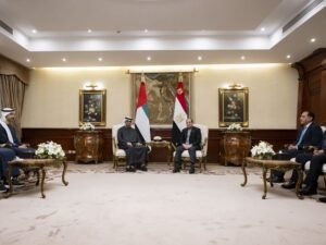 رئيس الدولة والرئيس المصري يبحثان في القاهرة تعزيز العلاقات الأخوية