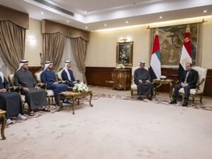 رئيس الدولة والرئيس المصري يبحثان في القاهرة تعزيز العلاقات الأخوية