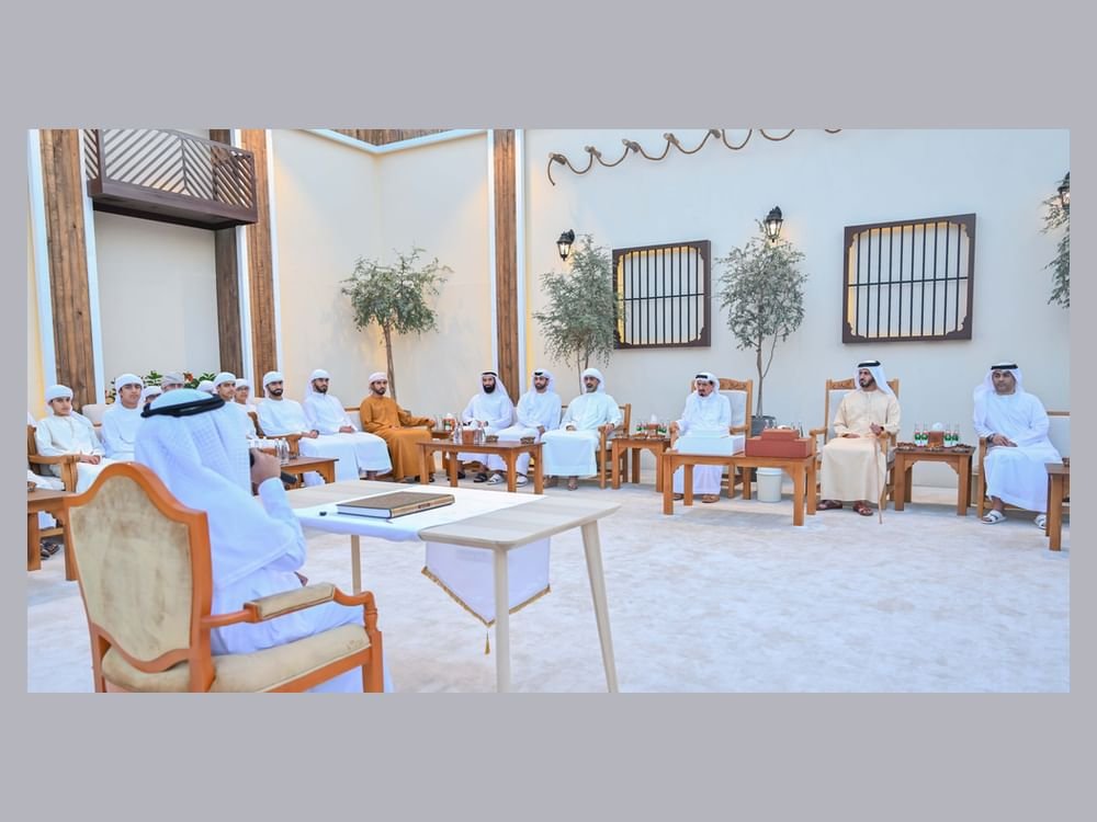 حاكم عجمان وولي عهده يستقبلان مجموعة من الأيتام وحفظة القرآن على مأدبة إفطار