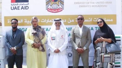 سفارة الإمارات في مقديشو تشرف على تسليم سلال غذائية