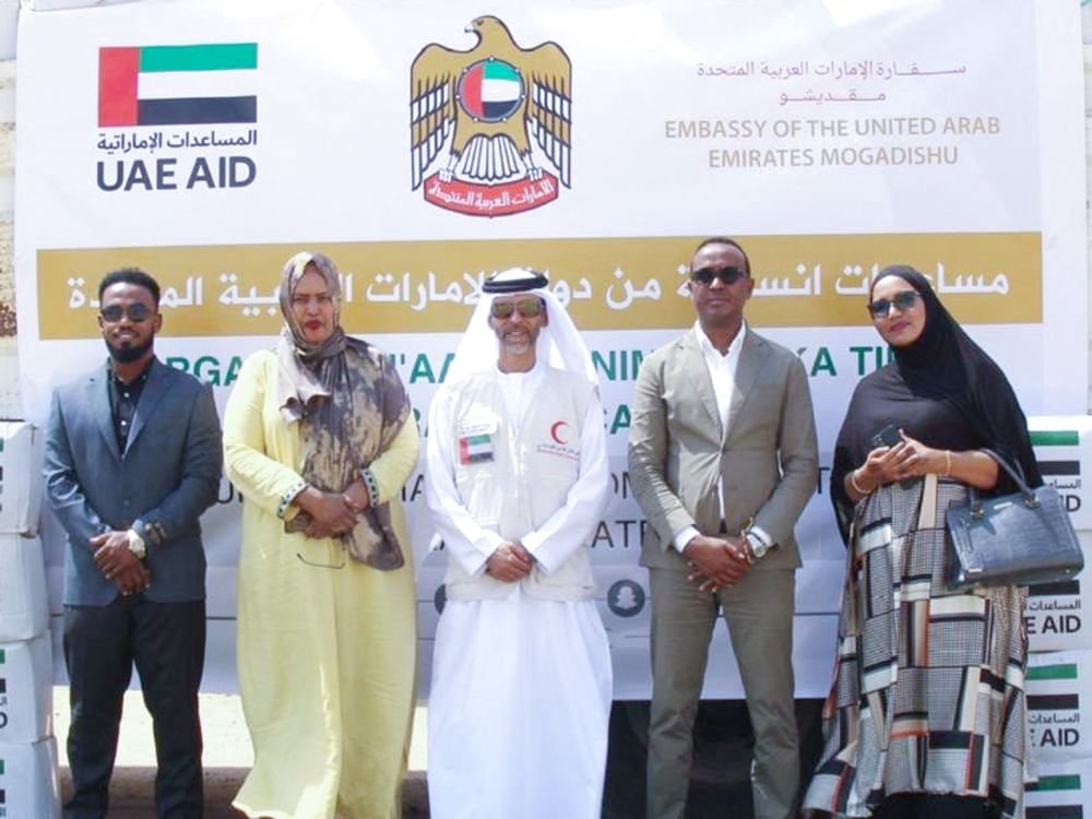 سفارة الإمارات في مقديشو تشرف على تسليم سلال غذائية