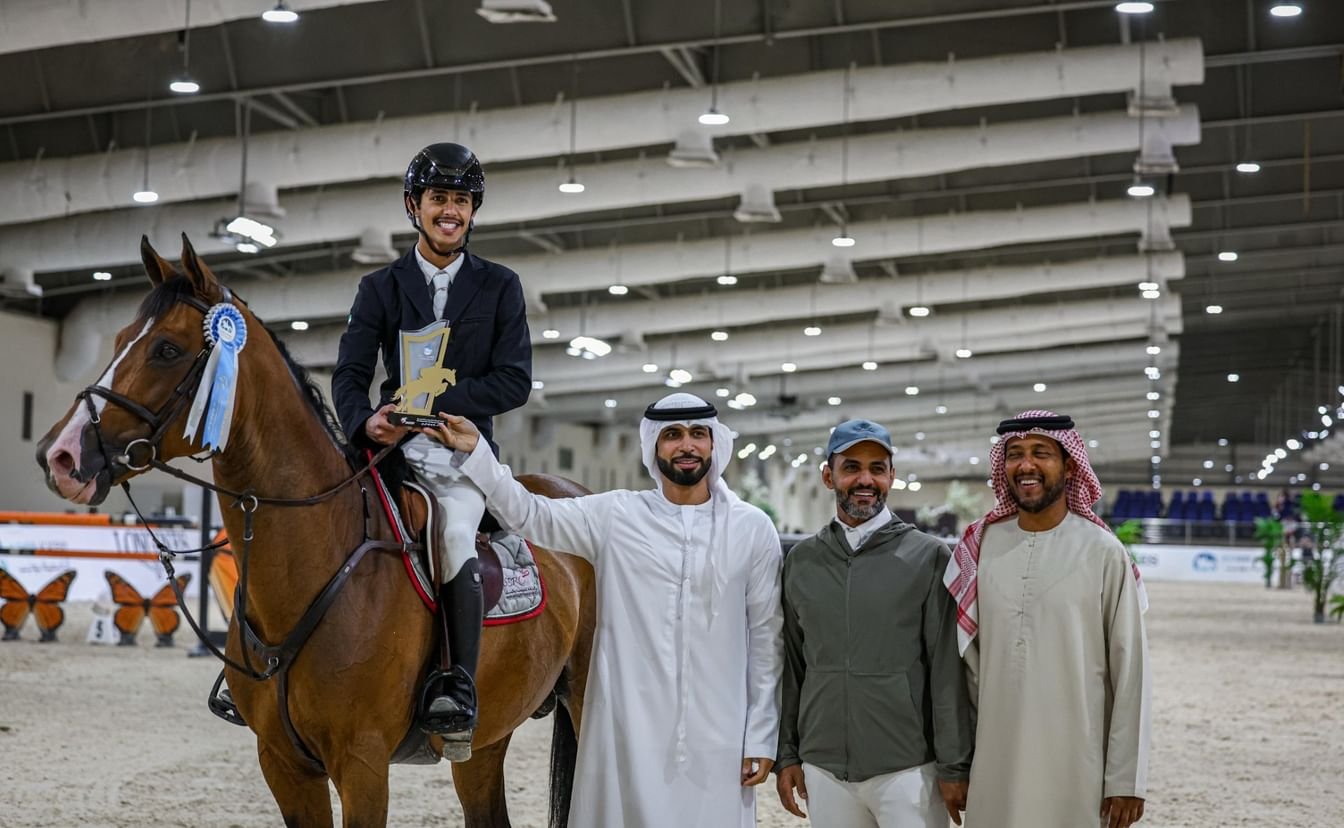 الشارقة للفروسية يتصدر "الفئة الكبرى" في دوري الإمارات لونجين لقفز الحواجز