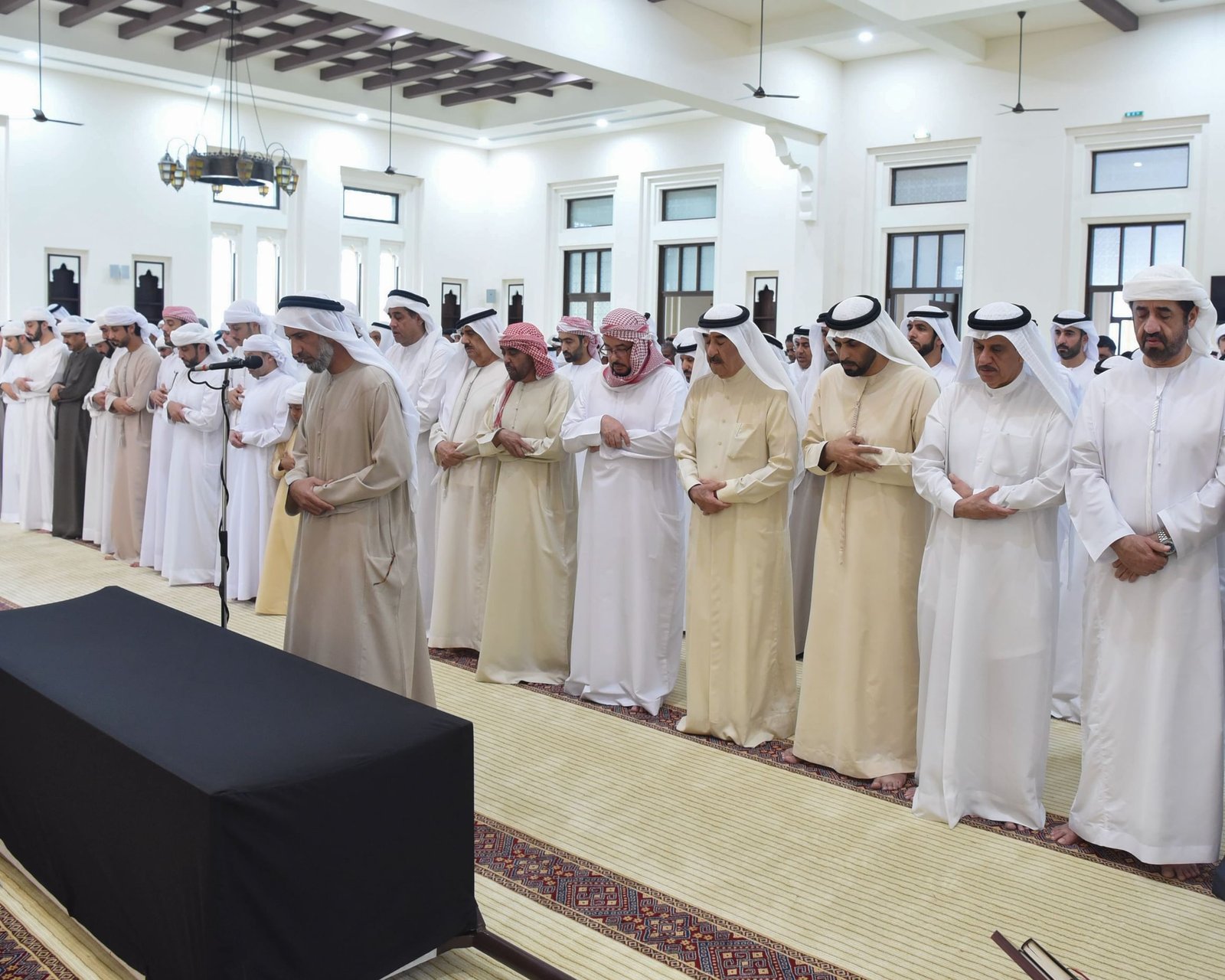 حاكم أم القيوين يؤدي صلاة الجنازة على المغفور لها الشيخة فاطمة بنت عبدالله بن حسن الزعابي 1 حاكم أم القيوين يؤدي صلاة الجنازة على المغفور لها الشيخة فاطمة بنت عبدالله بن حسن الزعابي