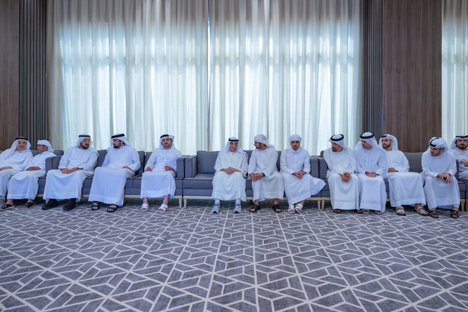 حمدان بن محمد يقدم واجب العزاء في وفاة زوجة الدكتور علي رضا الهاشمي