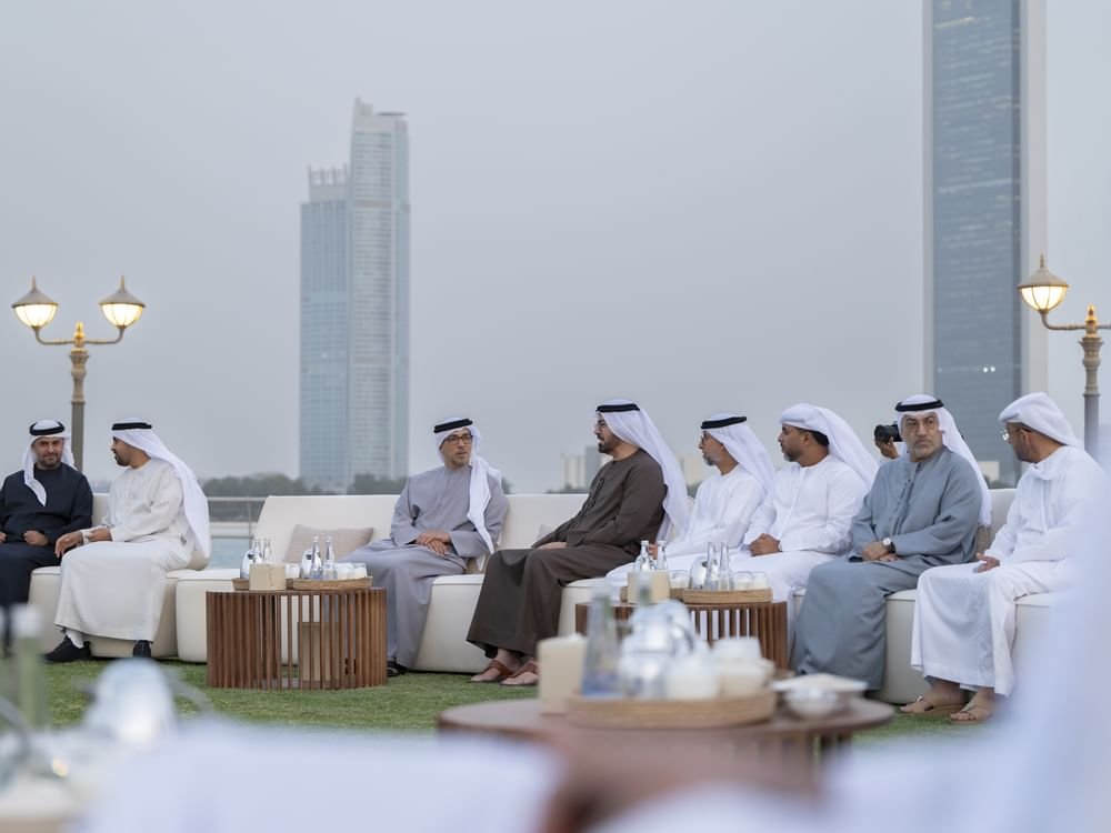 منصور بن زايد يشارك موظفي ديوان الرئاسة مأدبة الإفطار الرمضاني