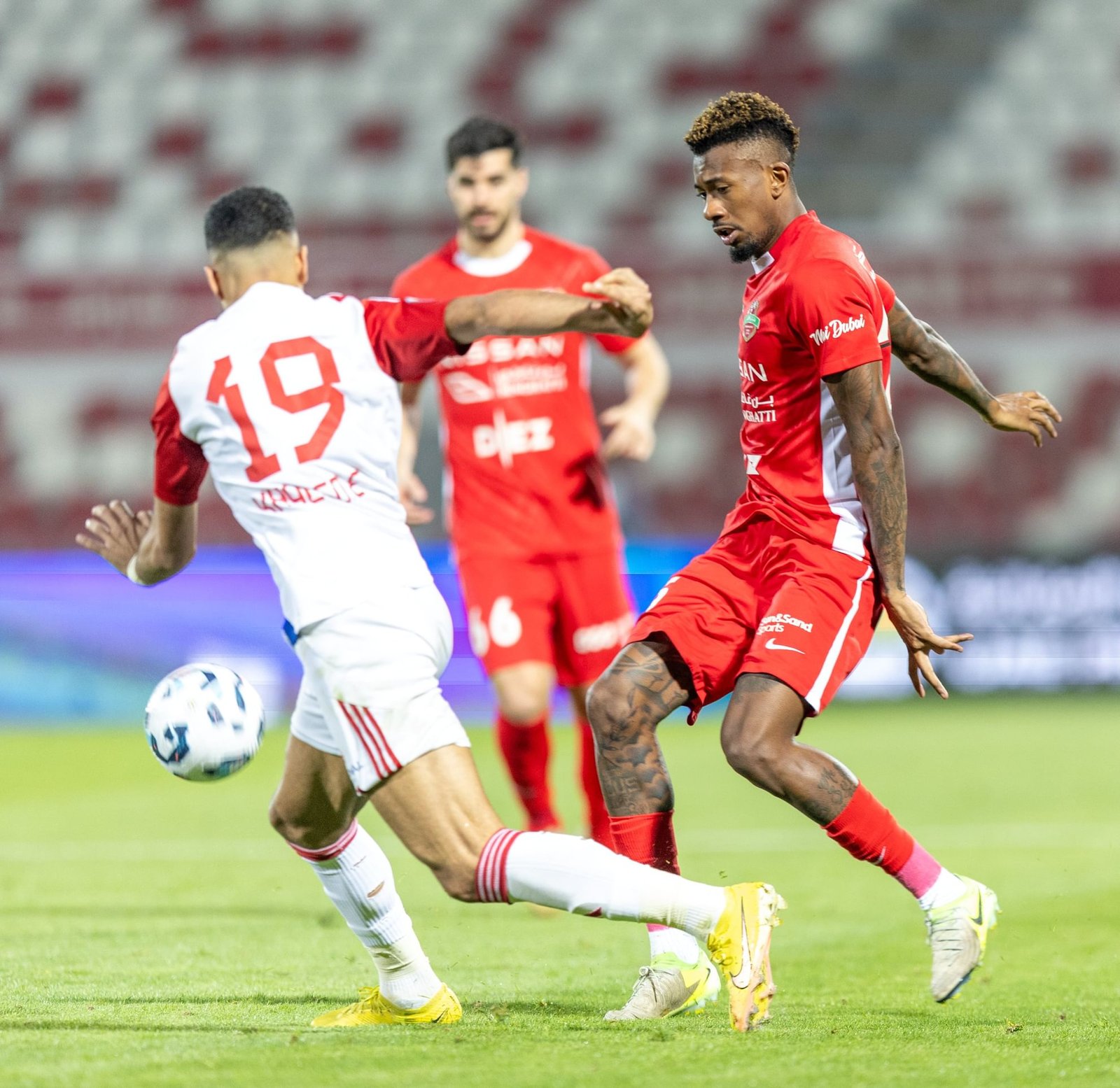 دوري أدنوك للمحترفين .. الشارقة يتعادل مع شباب الأهلي في قمة الجولة الـ19
