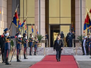 رئيس الدولة يصل القاهرة في زيارة أخوية والرئيس المصري في مقدمة مستقبليه