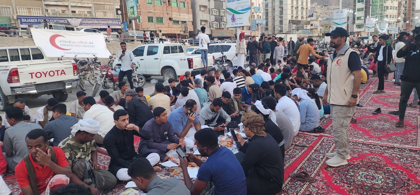 برعاية الهلال.. تنظيم أطول سفرة إفطار صائم في المكلا 1 برعاية الهلال.. تنظيم أطول سفرة إفطار صائم في المكلا