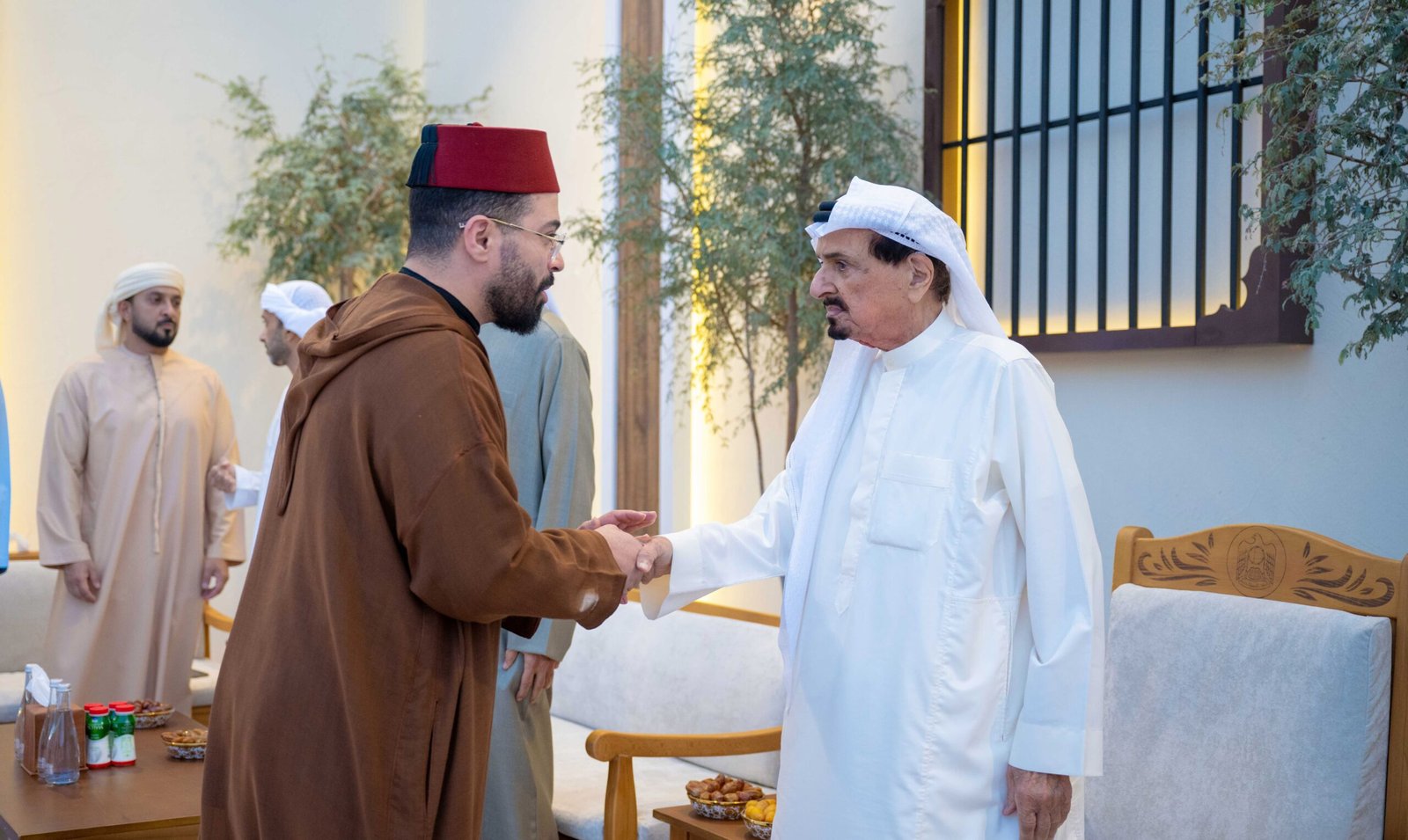 حاكم عجمان وولي عهده يتقبلان التهاني بالشهر الفضيل من ضيوف (رمضان عجمان) في قصر الزاهر