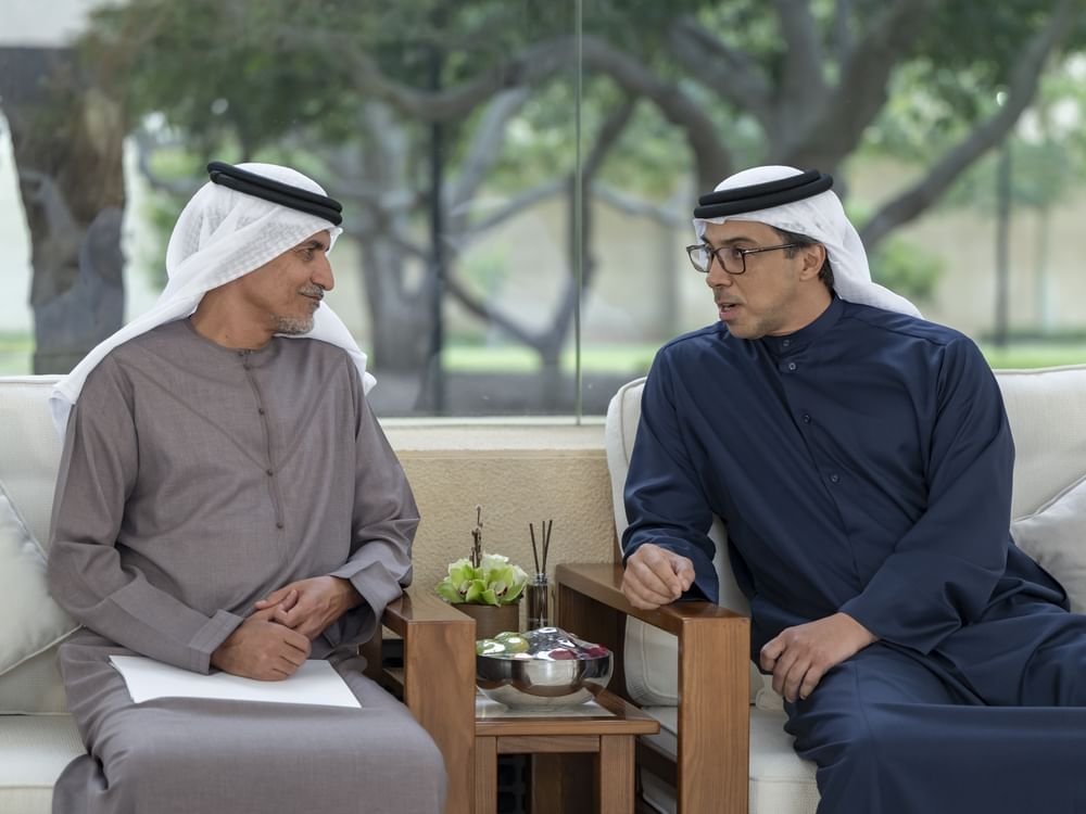 منصور بن زايد يستقبل موظفي عدد من الجهات الحكومية في مأدبة إفطار رمضانية