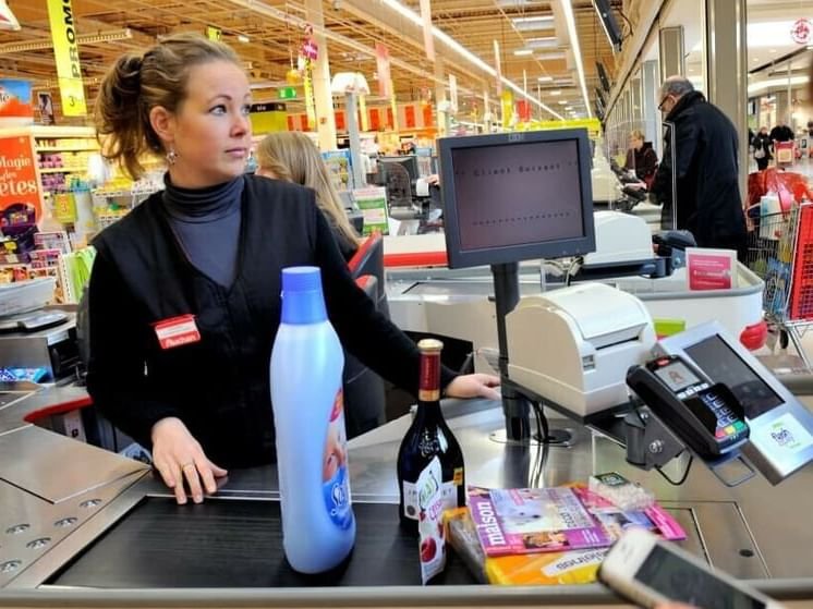 تراجع طفيف بمؤشر ثقة الأسر الفرنسية وسط تفاؤل حذر بشأن الاستهلاك