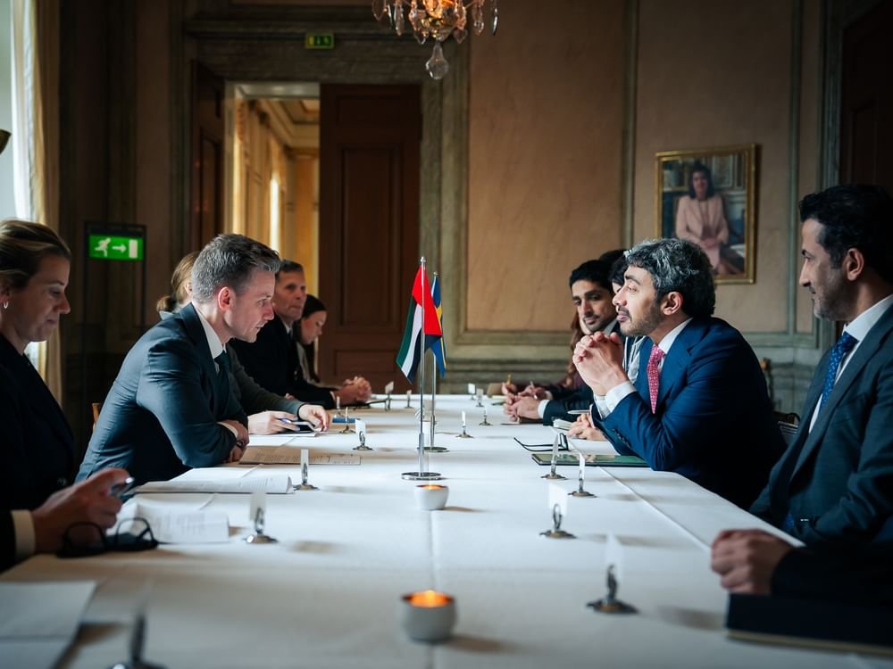 عبدالله بن زايد يلتقي وزير الدفاع في السويد