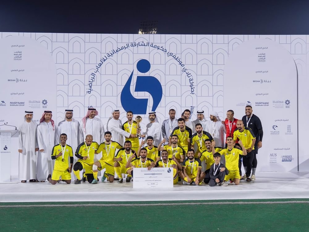 سالم بن عبدالرحمن القاسمي يتوج الفائزين في بطولة نادي موظفي حكومة الشارقة الرمضانية لكرة القدم
