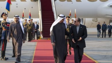 رئيس الدولة يصل القاهرة في زيارة أخوية والرئيس المصري في مقدمة مستقبليه