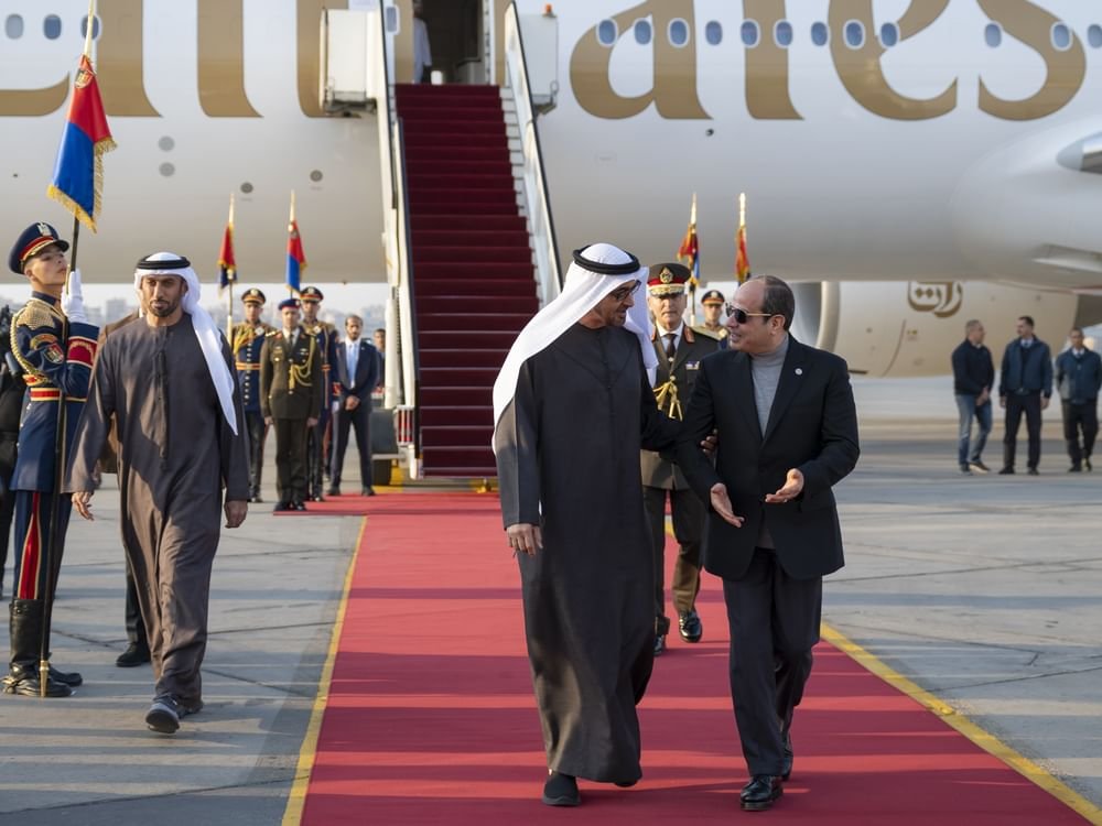 رئيس الدولة يصل القاهرة في زيارة أخوية والرئيس المصري في مقدمة مستقبليه
