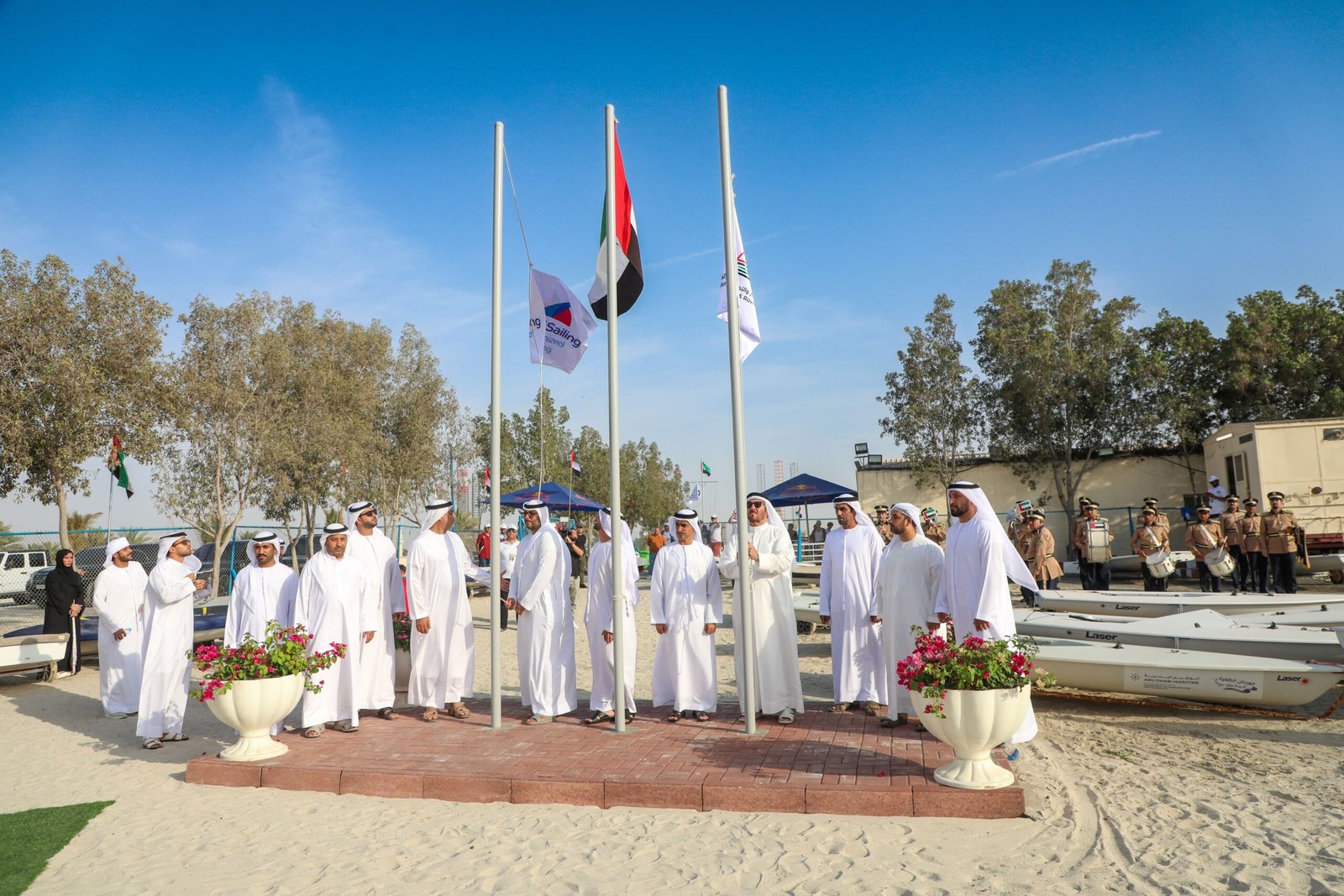 أحمد بن حمدان يرفع علم اعتماد نادي الحمرية "مركز تدريب دولي" للشراع الحديث