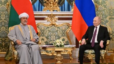 سلطان عمان والرئيس الروسي يبحثان المستجدات العالمية
