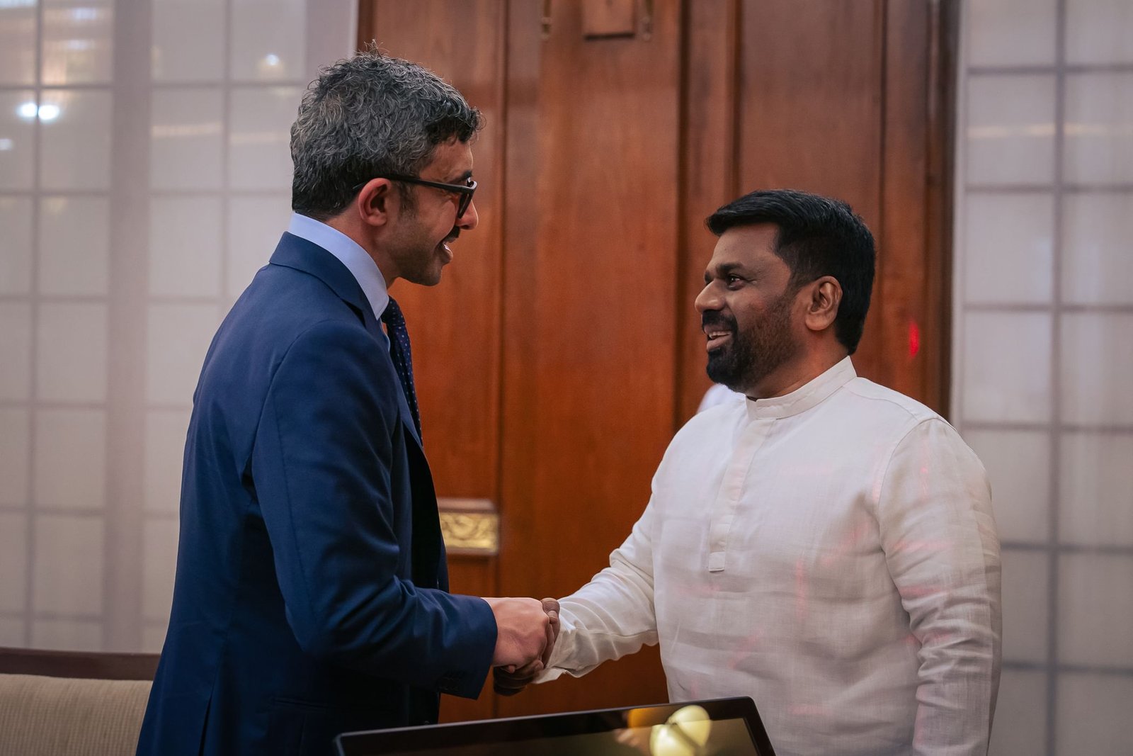 رئيس سريلانكا يستقبل عبدالله بن زايد ويبحثان تعزيز العلاقات الثنائية بين البلدين