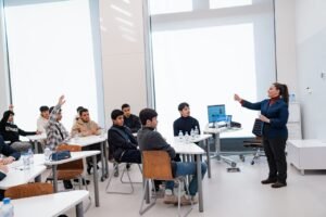 طلبة مدارس الإمارات الوطنية يزورون مدرسة بريماكوف في موسكو