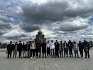 طلبة مدارس الإمارات الوطنية يزورون مدرسة بريماكوف في موسكو