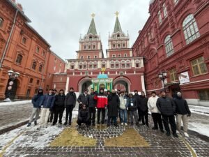 طلبة مدارس الإمارات الوطنية يزورون مدرسة بريماكوف في موسكو