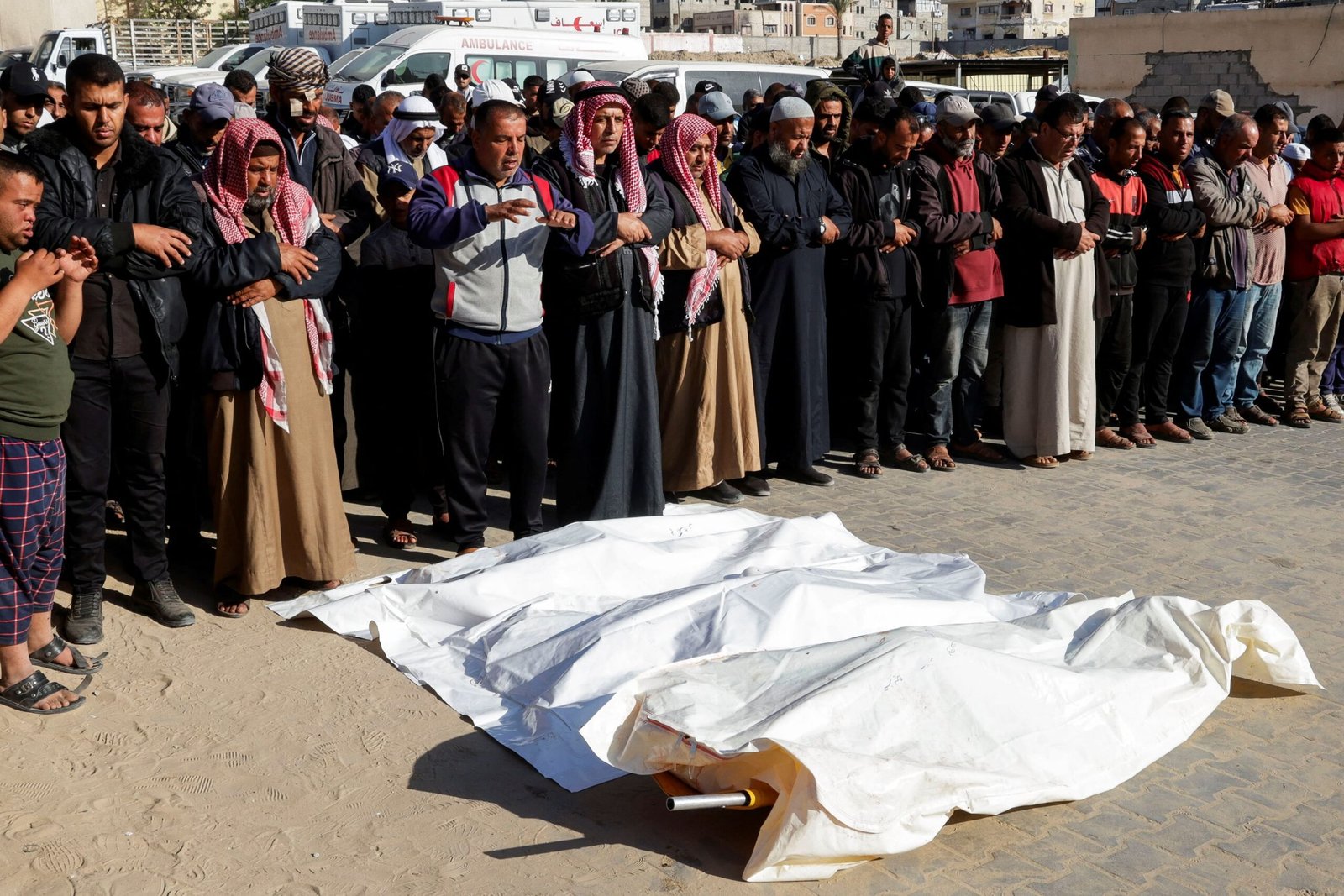 5 شهداء ومصابون في قصف لمواصي خان يونس 1 5 شهداء ومصابون في قصف لمواصي خان يونس