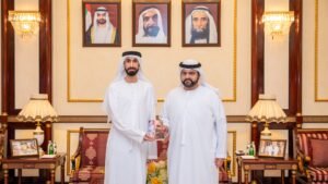 *ولي عهد الفجيرة يلتقي عالم الفيزياء أحمد المهيري.. ويؤكد أهمية البحث العلمي في تنمية المجتمعات