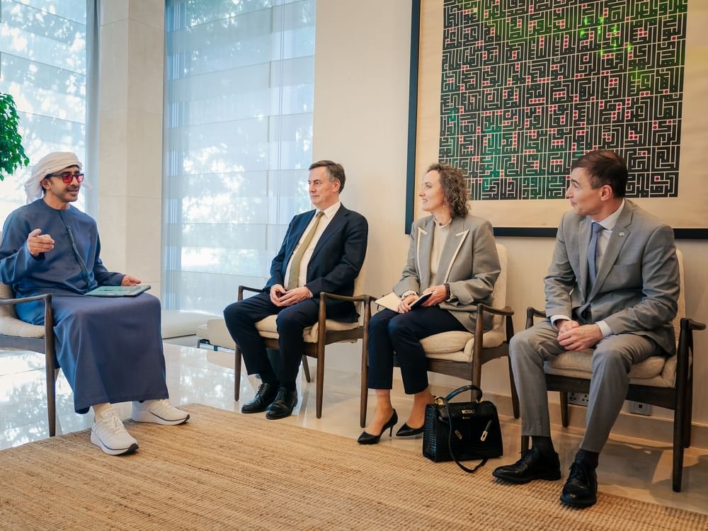 عبدالله بن زايد يستقبل وفد لجنة الشؤون الخارجية في البرلمان الأوروبي