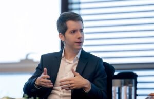 سلطان بن أحمد القاسمي يستقبل الرئيس التنفيذي للعمليات بشركة كريبتو دوت كوم العالمية