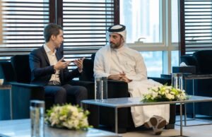 سلطان بن أحمد القاسمي يستقبل الرئيس التنفيذي للعمليات بشركة كريبتو دوت كوم العالمية