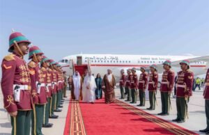 حاكم الشارقة يصل إلى سلطنة عُمان