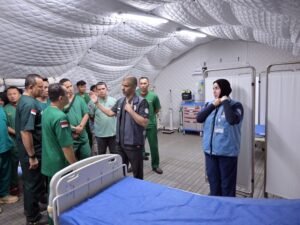 المستشفى الإماراتي العائم في العريش يستقبل الدفعة الثالثة من الطاقم الطبي الإندونيسي ضمن عملية "الفارس الشهم 3"