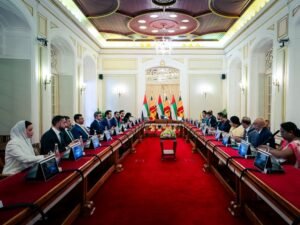 عبدالله بن زايد يلتقي وزير خارجية سريلانكا في كولومبو