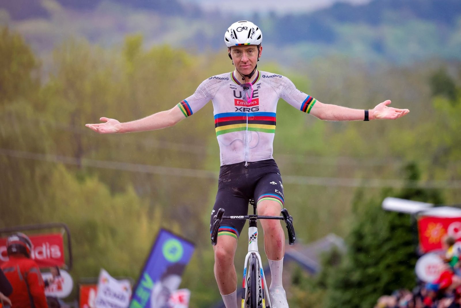 "الإمارات للدراجات" يحلق بلقب " لا فليش والون 2025"