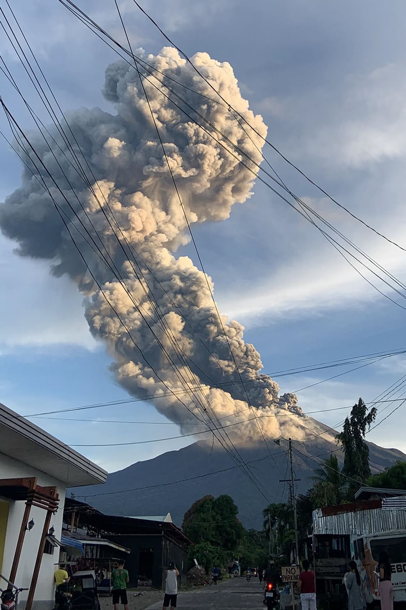 ثوران بركان كانلاون في الفلبين يطلق عمودا من الرماد بارتفاع 4 كيلومترات 1 ثوران بركان كانلاون في الفلبين يطلق عمودا من الرماد بارتفاع 4 كيلومترات