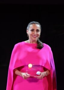 بدور القاسمي أول امرأة خليجية تفوز بجائزة "بولونيا راجازي" في "معرض بولونيا لكتاب الطفل" 2025