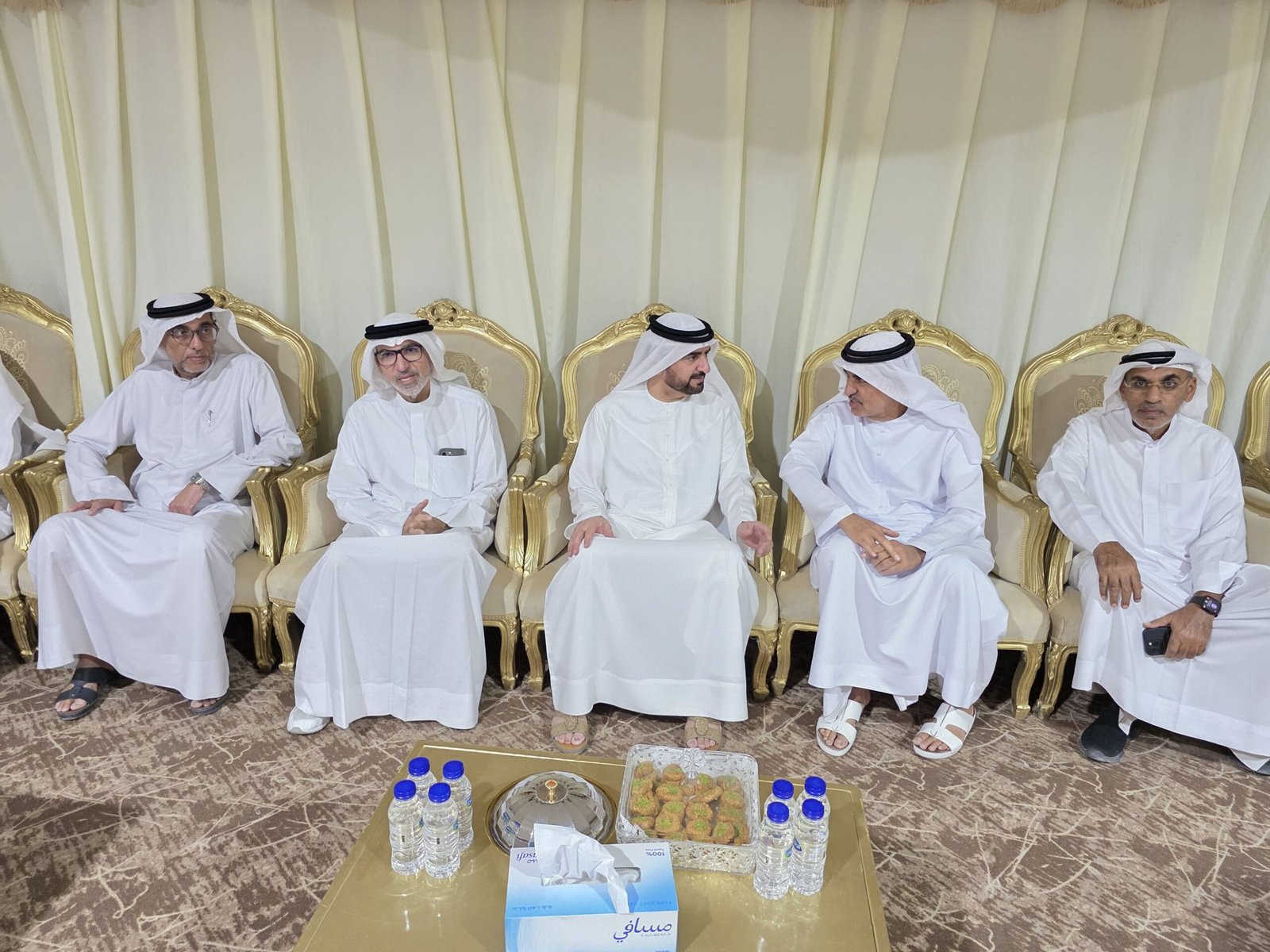 عبدالله بن سالم القاسمي وسلطان بن أحمد القاسمي يقدمان واجب العزاء في وفاة علياء جمعة عبدالله