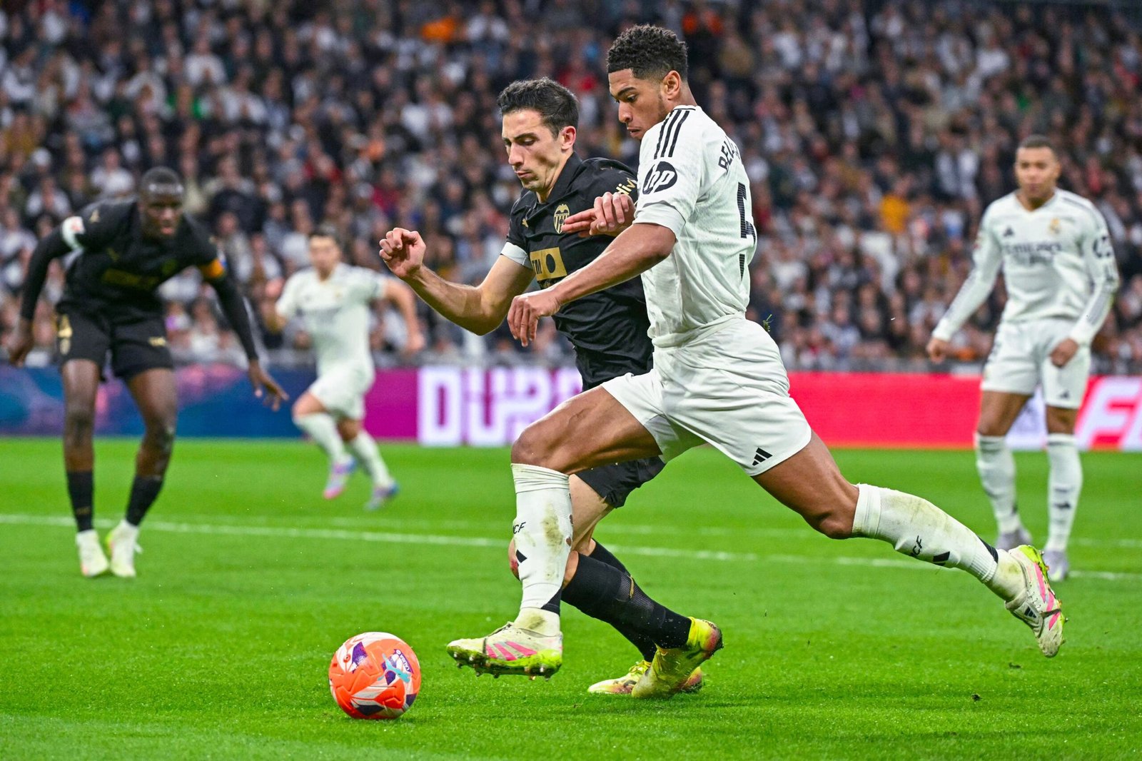 فالنسيا يفوز على ريال مدريد في الدوري الإسباني 1 فالنسيا يفوز على ريال مدريد في الدوري الإسباني