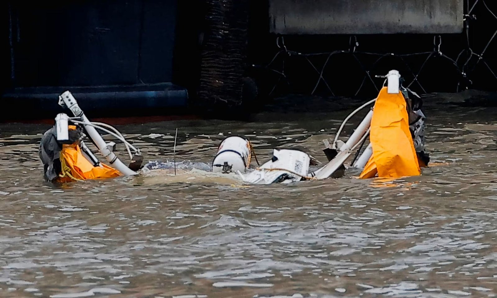 مقتل 6 أشخاص في تحطم مروحية سياحية في نيويورك 1 مقتل 6 أشخاص في تحطم مروحية سياحية في نيويورك