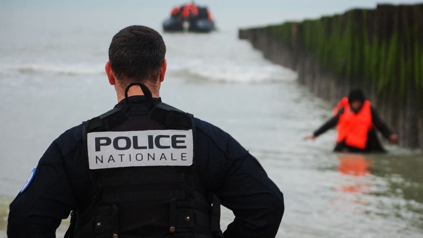 السلطات الفرنسية تنقذ 115 مهاجرًا حاولوا عبور المانش إلى إنجلترا